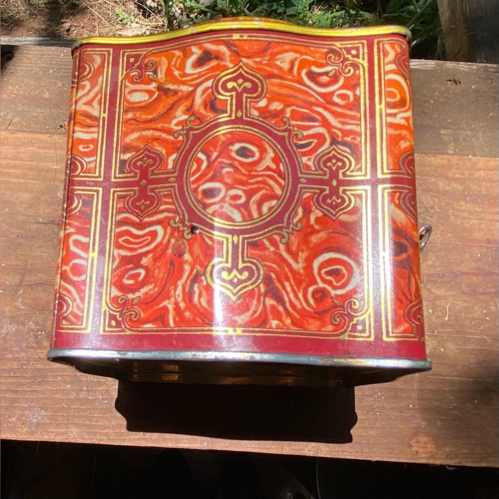 Tee Storage tin Box . - Picture 3 of 3